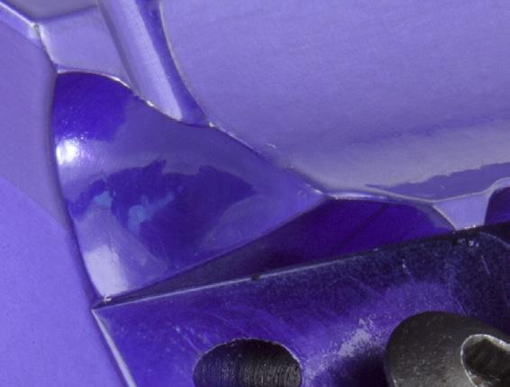 Dodatkowe mocowanie przeznaczone do działania jako podwójna blokada w połączeniu z stożkową śrubą. Insert cartridge is fitted into cutter body with dovetail design.