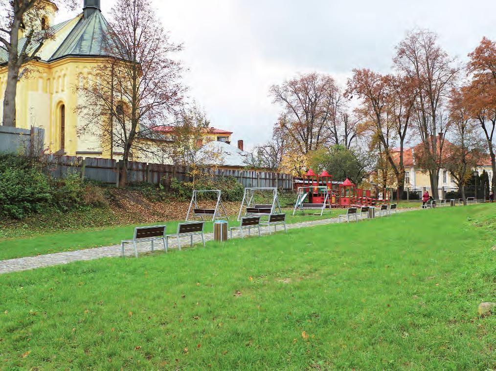Na začiatku sme stáli v kláštornej záhrade, ktorá bola zarastená krovím a drevinami do takej výšky, že prvý traktor, ktorý začínal čistiace práce sa v tej húštine doslova stratil.