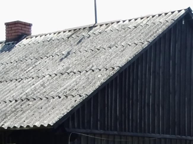 Azbest stosowany był przede wszystkim do produkcji następujących wyrobów budowlanych - płyt dachowych i elewacyjnych (w mniejszych ilościach także do produkcji rur, kształtek do kanałów