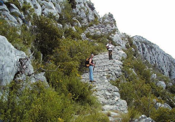 provalije na istaknute vrhove - lijevo na Sokoliæ (788 m) i desno na Krive Toke (739 m).