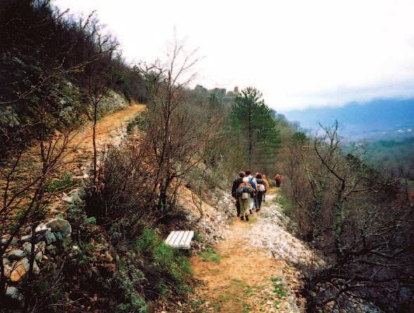 282 10, 2002 gradom strmo iznad mjesta i Belgrad sa starinskom crkvom ispod stijena. Oba su se naselja, naime, ugnijezdila iznad doline, na unutarnjoj padini, ispod krševa i stijena.