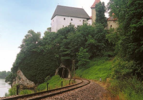 284 10, 2002 IZ OZLJA NA VODENICU Izlet u karlovaèki kraj SUNÈICA ÆIŠKO, Pleternica Klisura uz rijeku iz koje izranja grad opasan bedemima i kulama, od vode odijeljena tek uskim pojasom kopna,