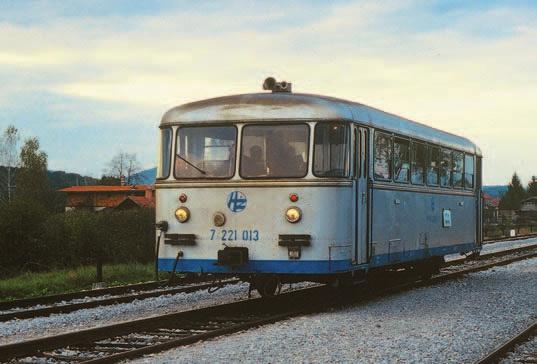10, 2002 285 Željeznièki šinobus na pruzi Karlovac - Ozalj - Bubnjarci i ludu vožnju nalik onima iz western filmova dok Indijanci ili razbojnici napadaju kompoziciju u bespuæima Divljeg Zapada.