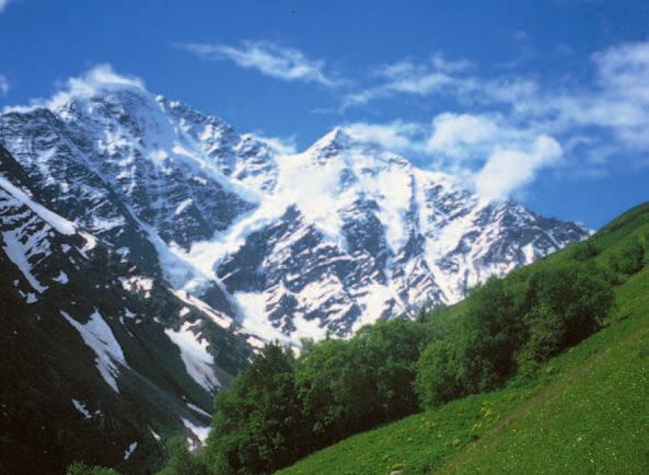 276 10, 2002 ELBRUS - BIJELO BESPUÆE BRANKA LUCARIÆ, Zagreb Iz Zagreba za München krenuli smo u 8 sati naveèer, kušetom, šestoro nas. U tom društvu, jedina sam žena i najstarija meðu muškardinima.