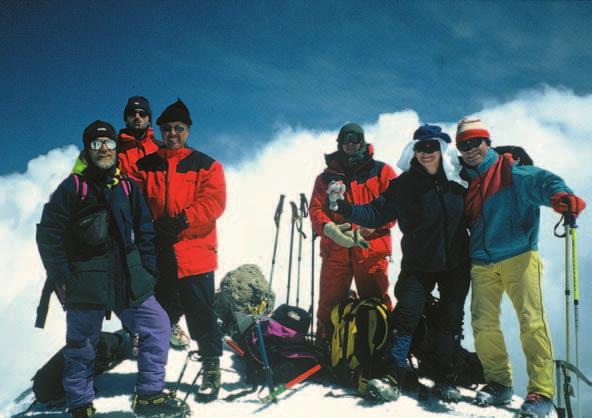 278 10, 2002 Zajednièka slika na vrhu visinu, hoda se u majicama i kratkim hlaèama, dakako uz maksimalnu zaštitu od sunca.