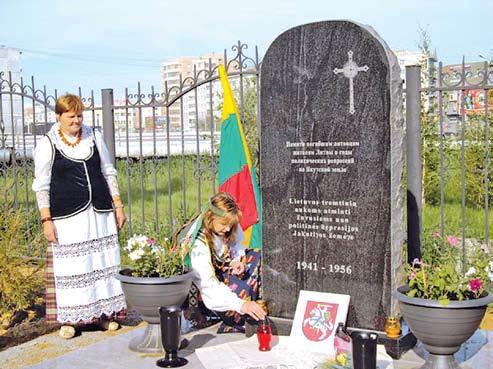 , ukrainiečių 7 proc., čia gyvena ir žydai, totoriai, evenkai, evenai, dolganai, čiukčiai, jukagyrai bei kai kurios kitos Sibiro tautelės. Oficialios kalbos rusų ir jakutų.
