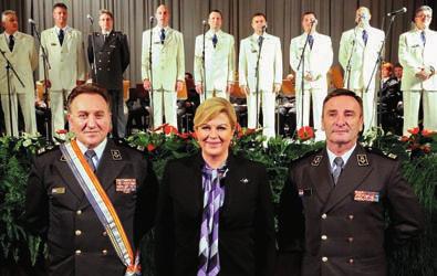NOVI NAČELNIK GS OSR NOVI NAČELNIK GS OSRH GENERAL PUKOVNIK MIRKO ŠUNDOV U SVOJEM JE PRVOM OBRAĆA NJU ZAHVALIO NA ISKAZANOM POVJERENJU I ČASTI IMENOVANJA NA TU ODGOVORNU DUŽNOST.