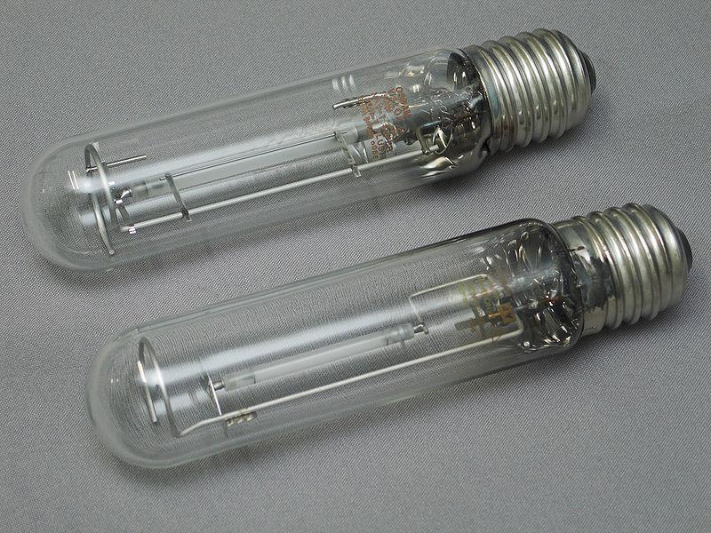 Lampy sodowe Niskoprężne W niskoprężnych lampach sodowych w jarzniku (szklana rura wygięta w kształt litery U) znajduje się metaliczny sód oraz gaz pomocniczy (mieszanina Ne i Ar).
