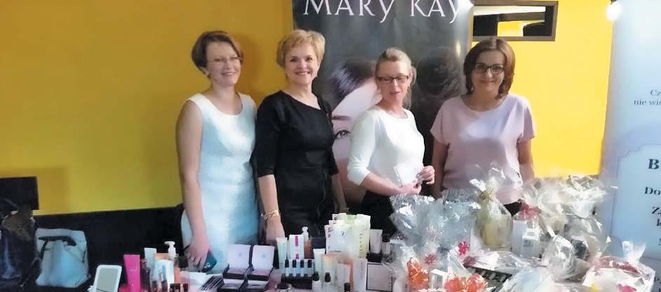 KONSULTANTĖS reklama Kalėdinė mugė Buduarinės parodos Varšuvoje metu. Dorota su Konsultantėmis: Ewa Tyszkiewicz, Renata Adamczyk ir Iwona Fabisiak.