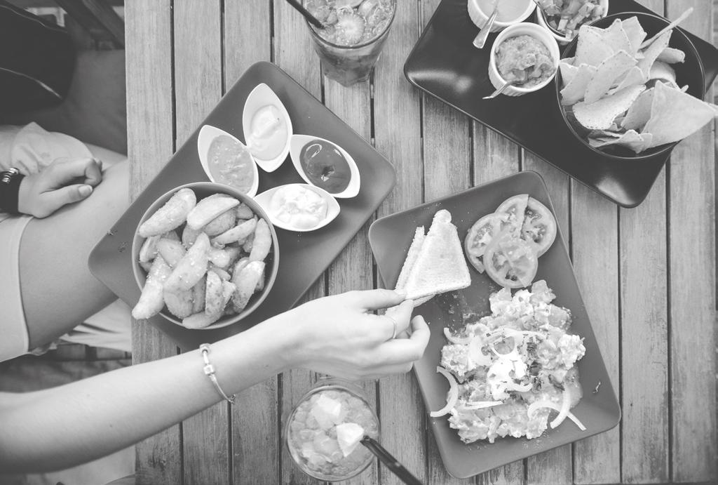 RESTAURACJA РЕСТОРА Н r estaran Poproszę rachunek! Да йте, пожа луйста, счёт! dajt e pażalusta siot napiwek чаевы е ciiwyje Czy mają Państwo wolne stoliki? Poproszę kieliszek czerwonego wina.