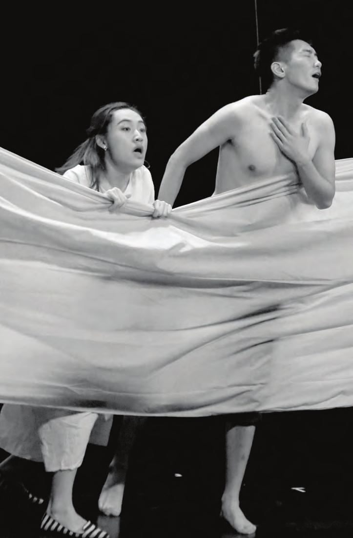 18 Romeo şi Julieta UN MUSICAL MAI TRAGIC DECÂT ORIGINALUL II Eliza Cioacă romeo și Julieta, în regia lui Jiang Tao și a lui Wang Tingting, este un musical care surprinde plăcut și emoționează.
