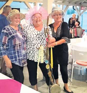 Osobitnú zmienku si zaslúži aj spevácky súbor z Dolných Ozoroviec, ktorý tvrdil muziku svojím spevom, hrou na akordeon a ozembuchy, čiperné seniorky čo-to aj napiekli v domácej kuchyni, a tak sa v
