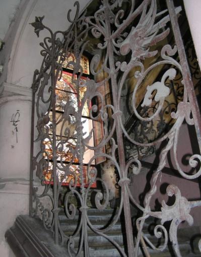 Z innych ciekawostek w bramie można zobaczyć stare gabloty, które aktualnie wykorzystywane są jako miejsce ekspozycji twórczości nowoczesnej międzynarodowych artystów (projekt Myspace realizowany w