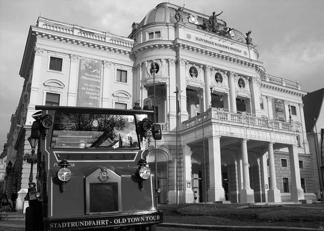 Bratislava Litlle Big City Kultúrne inštitúcie ako kultúrne atrakcie Kultúrne inštitúcie ako Slovenské národné múzeum, Slovenské národné divadlo alebo Galéria Danubiana predstavujú stabilné body v