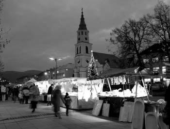 Zastúpený je najmä predaj dreveného riadu, medovníkov, prútených výrobkov, ručne vyrobených šperkov a podobne.