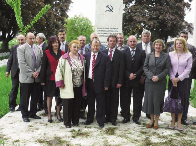 Veteranii de rãzboi trebuie cinstiþi cum se cu - vine pentru cã ei, prin lupta ºi jertfa lor, au contribuit la întoarcerea în Europa a demo cra þiei ºi la înfrângerea dictaturii fasciste.