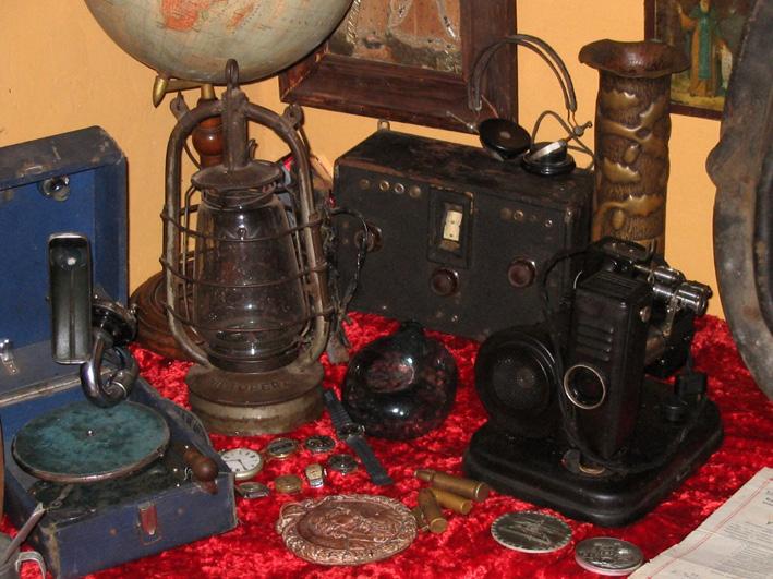 фотаздымкаў, дакументаў, даведак, пісьмаў, пасведчанняў. Напрыклад, быў ваенны білет радавога Мікіты Якаўчыка, выдадзены ў 1906 годзе слонімскім павятовым начальнікам.