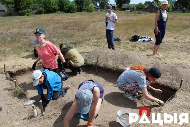 Прысутныя ў гонар паўстанцаў узнялі бел-чырвона-белыя сцягі і ўсклалі кветкі да помніка.