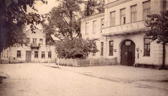 Працяг, пачатак на ст. 1. Гэтыя фотаздымкі былі зроблены ў 1958 годзе. На іх адлюстраваны наш Слонім 60 гадоў таму.