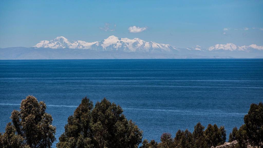 DZIEŃ 5 JEZIORO TITICACA PUNO JEZIORO TITICACA Po wczesnym śniadaniu, dzień rozpoczniemy od wycieczki na pływające wyspy ludu Uros.