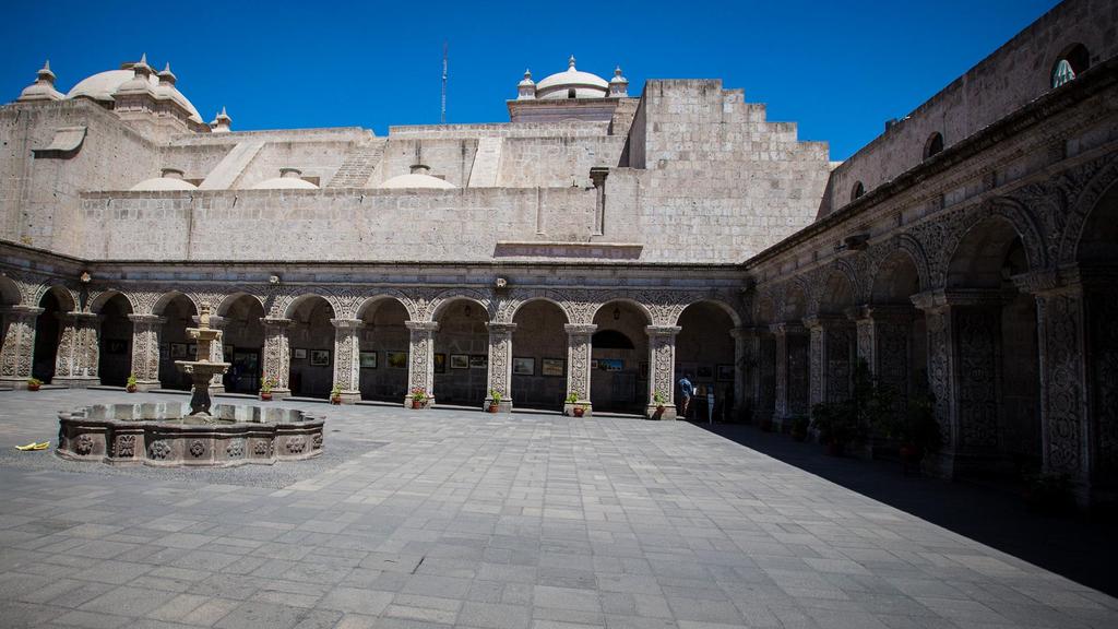 DZIEŃ 2 AREQUIPA LIMA AREQUIPA Rano po śniadaniu przelot do Arequipy, drugiego co do wielkości miasta w Peru.