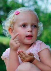 Máme dieťa s poruchou sluchu 2 Napriek tomu, že vidíme, že mnohým deťom s poruchou sluchu babysigns skutočne pomáhajú, používanie tradičných posunkov má, podľa nás, svoje nepochybné výhody, ktoré je