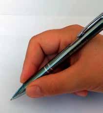 Je samozrejmé, že ročné dieťa nie je schopné držať ceruzku (pero) tak ako na ilustračnom obrázku a drží ju viac ako kolík.