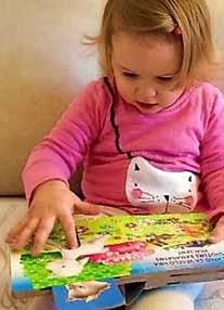 Máme dieťa s poruchou sluchu 2 Dotykové a interaktívne knižky so zrkadielkami a rôznymi materiálmi prizývajú deti, aby objavovali, čo sa s nimi dá robiť.