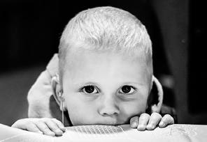 Dieťa s poruchou sluchu Ak, naopak, dieťa cíti, že ostatní vnímajú jeho poruchu sluchu ako niečo, čo je nutné na verejnosti schovávať, bude sa za svoju poruchu sluchu hanbiť, cítiť sa menejcenné a