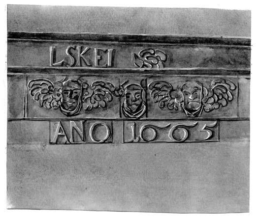 105 Upninkų 1665 m. varpo įrašo fragmentas. D. Deksnytės pieš. (KPC f. 16, ap. 2, s. v. 68 ) žiedas 400 cm, viršutinis 200 cm, aukštis iki ąsos 105 cm. Įrašas: S.[anctus] Antonis.