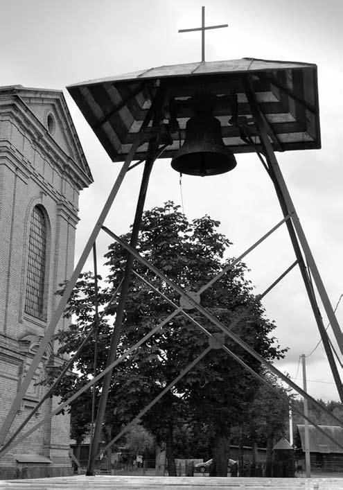 45 Vaidotų (buv. Baltosios Vokės, Vilniaus r.) varpinė. www.panoramio.com Atseit, varpas kažkada nulietas D. Samgino gamykloje Maskvoje. Jį puošia dvi eilės lapų su gėlėmis ir herbas.