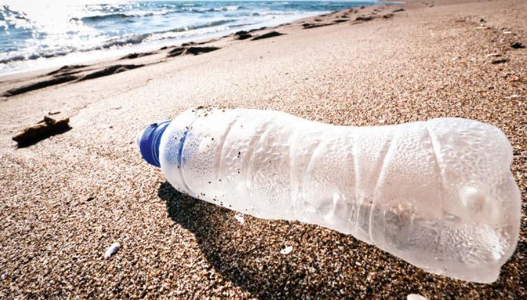 Może się to wydawać oczywistością, lecz w świecie, który z każdym dniem coraz bardziej tonie w morzu plastiku, problem praktycznie niepodlegających biodegradacji butelek staje się kwestią niezwykle