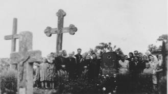 Mirė senelė Karolina praėjus beveik lygiai metams po senelio mirties 1948-ųjų lapkričio 15 d. Guostagalyje. Manęs, gimusio prieš pusmetį, jau nebepamatė.