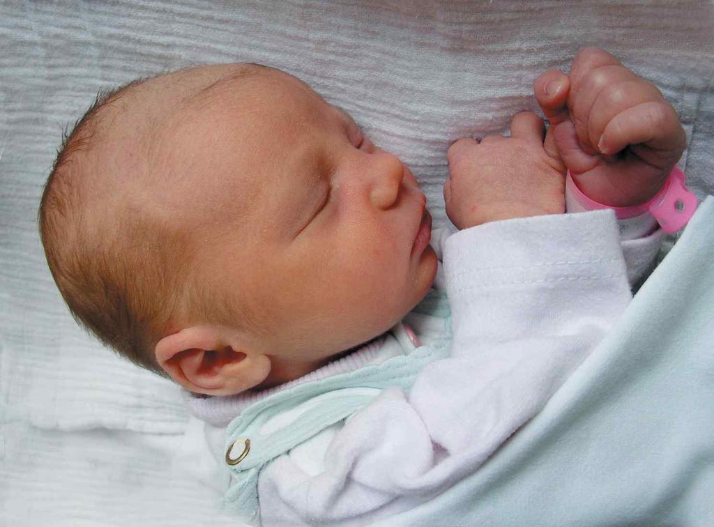 To ja, malutka Sara Knura! Urodziłam się 7 marca o godz. 19.35. Ważyłam 2700 g i miałam 53 cm.