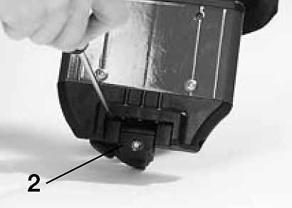 Togliere la pedana dalla carrozzina usando il meccanismo di sblocco. Con un cacciavite, girare leggermente verso sinistra il perno () situato sulla parte anteriore.