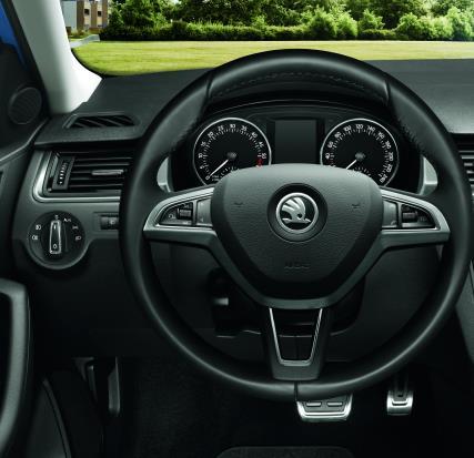 Pakiet promocyjny PAKIET AUDIO DLA WERSJI SCOUTLINE Radio SWING z Bluetooth ŠKODA Surround i dwa dodatkowe głośniki z tyłu Trójramienna skórzana wielofunkcyjna kierownica obsługująca radio i telefon