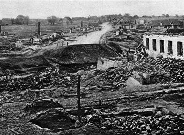 Karo žaizdos su vokiškų Bertų paliktais naikinimo pėdsakais... 191 5 pav. Kalvarija po 1915 m. gaisro. Gardino (dabar Vilniaus) g. nės įsitaisė rūsiuose arba greitomis sukaltose būdelėse.