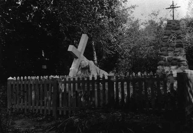 232 Gintaras Lučinskas Paminklas šauliui Juozui Slavikui (dešinėje) Šventežerio parapijos kapinėse. Apie 1936 m. Lazdijų krašto muziejus kūrimo darbe.