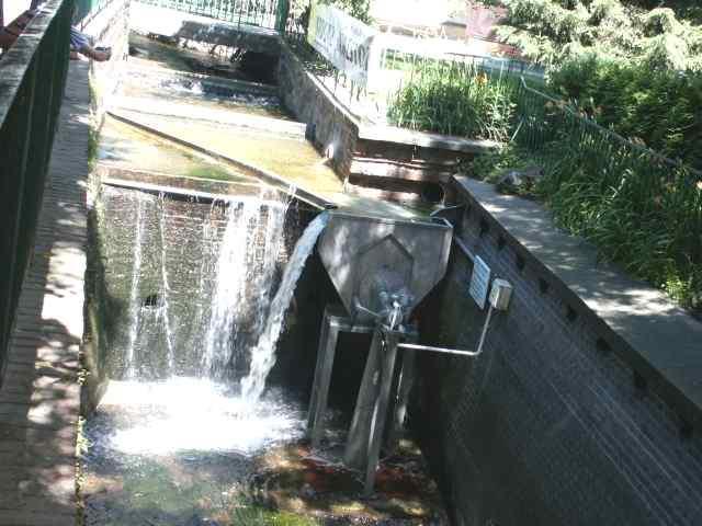 Woda mała elektrownia Surowiec : energia kinetyczna nurtu rzek i