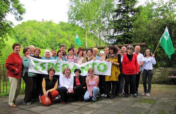 ŭropa Bulteno 7 Junio 2010, N 6 (95) Vidu, Vikipedio estas komunumo konsistanta el ĉiuj kunlaborantoj, kiuj donas horojn da libertempo por volontule disponigi informojn kaj sciojn al la tuta homaro.