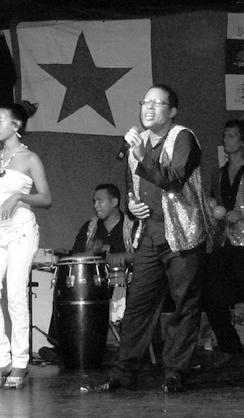 La ensemblo konsistas el 11 personoj, studentoj de la arta lernejo en Contramaestre, en la provinco Santiago de Cuba en la orienta parto de la insulo.