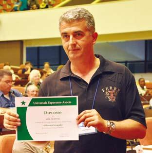 Akcepto ĉe la vic ministro (tute dekstre).