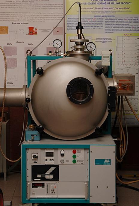 3.3 Proces odlewania szkieł metalicznych Materiał otrzymany w procesie topienia łukowego został oszlifowany w celu usunięcia warstwy tlenków z jego powierzchni, a następnie rozbity i odważony w