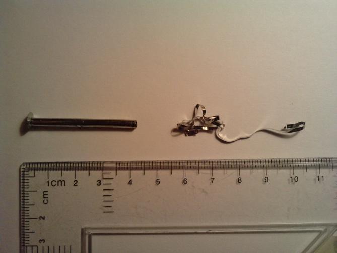W procesie odlewania zostały uzyskane próbki w postaci prętów o wymiarach d = 3 mm, d = 2 mm i h = 40 mm oraz jako taśmy. Rys.