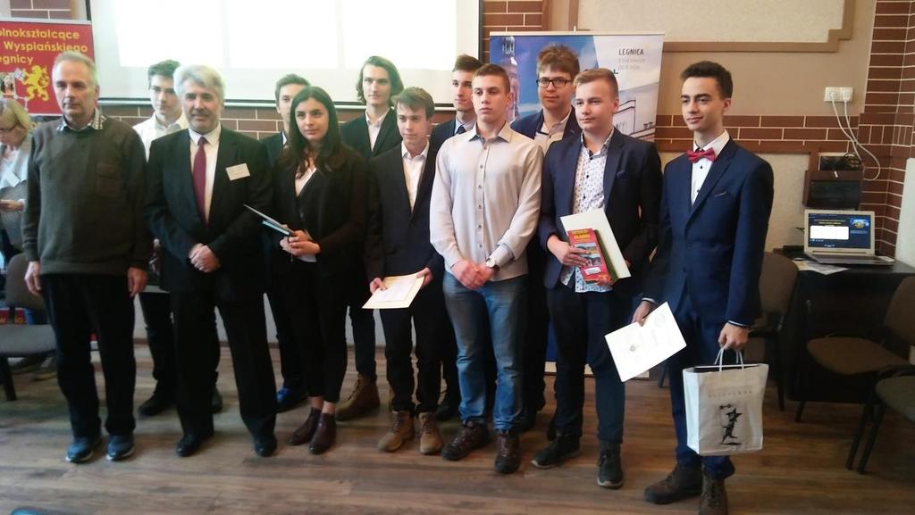 Zdjęcie grupowe finalistów zawodów okręgowych Olimpiady