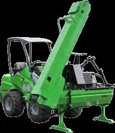 Hydraulicznie napędzana piła łańcuchowa przecina kłodę, a po obcięciu, kloc automatycznie spada na stół łuparki, gdzie hydrauliczny cylinder popycha go w