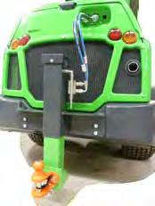 Łyżki, przenoszenie materiałów Hydrauliczny hak holowniczy Hak holowniczy zawiera hydrauliczną regulację wysokości zaczepu, co ułatwia podłączenie