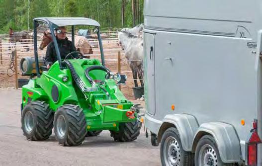 Łyżki, przenoszenie materiałów Zaczep kulowy z przodu Urządzenie pozwala na łatwe manewrowanie przyczepą
