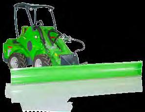 Dzięki dużej szerokości roboczej (3000 mm) i hydraulicznemu obrotowi lemiesza czyszczenie lodowiska odbywa się