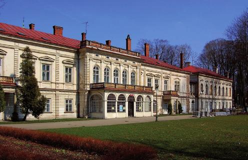 , XIXwieczny spichlerz, kompletną zagrodę chłopską z domem mieszkalnym z 1895 r., kuźnię z początku XX w., urokliwą chałupę zielarki oraz małomiasteczkową aptekę. Adres: ul.